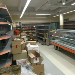 Перевезли продуктовый магазин в Рудном без остановки торговли.